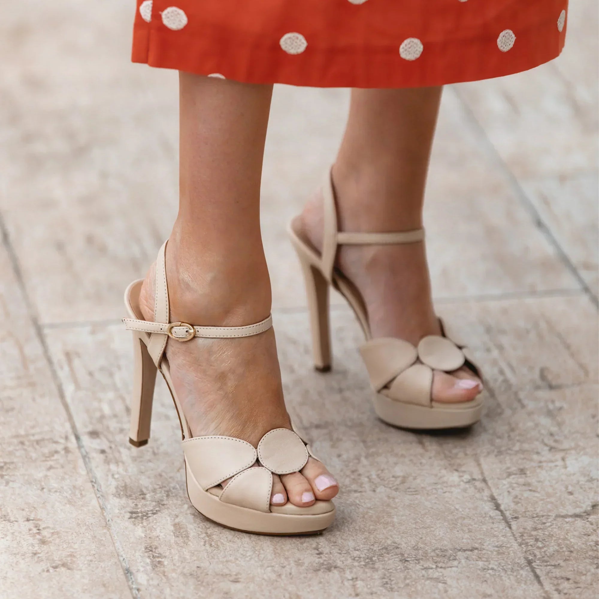 Combinan con todo: Así son los zapatos nude o dorados, los tonos ideales para un evento