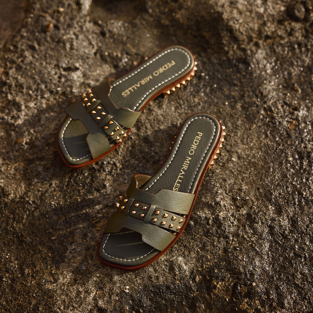 LAS SANDALIAS PLANAS QUE ESTILIZAN LAS PIERNAS