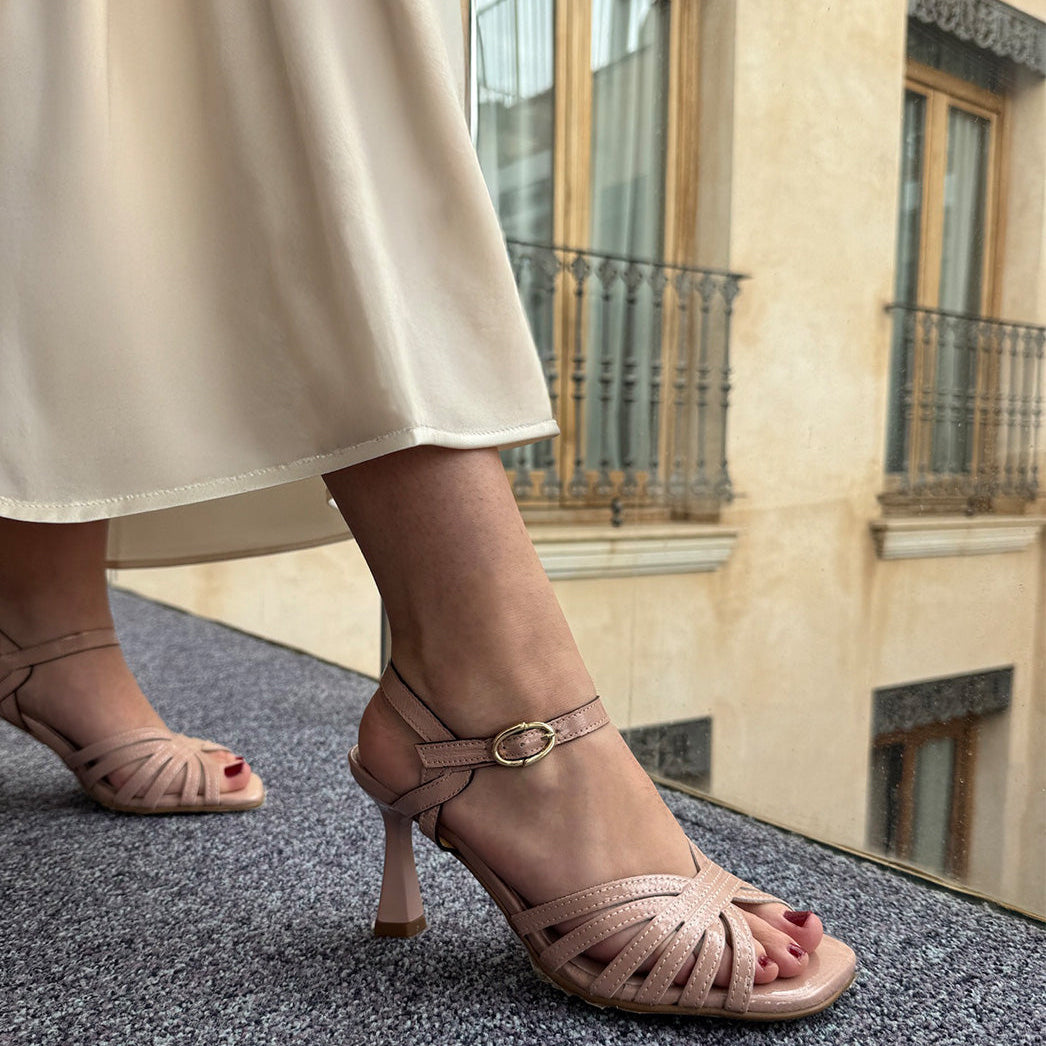 DESCUBRE TU ESTILO: CÓMO COMBINAR SANDALIAS DE TACÓN