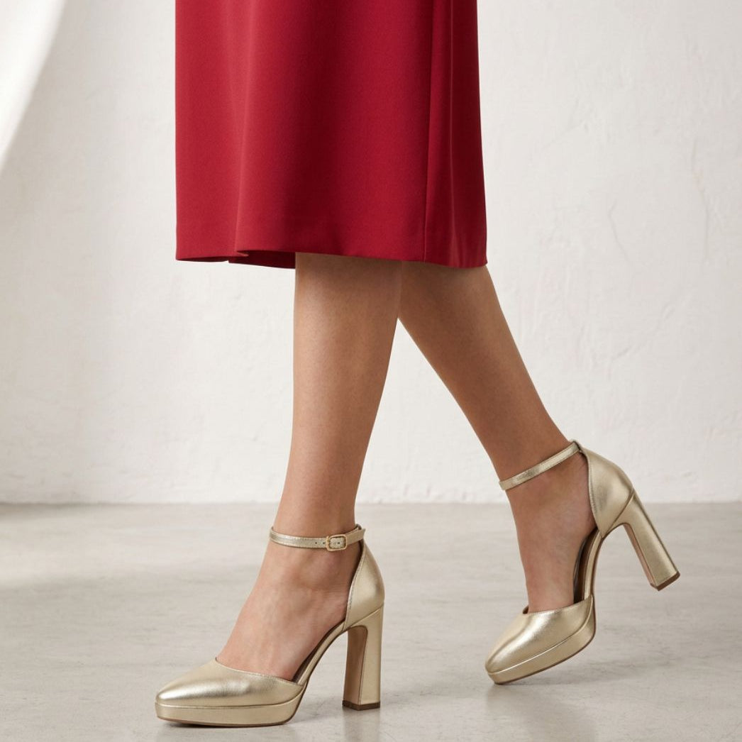 ¿CÓMO COMBINAR ZAPATOS Y BOLSO PARA UN VESTIDO ROJO DE BODA?