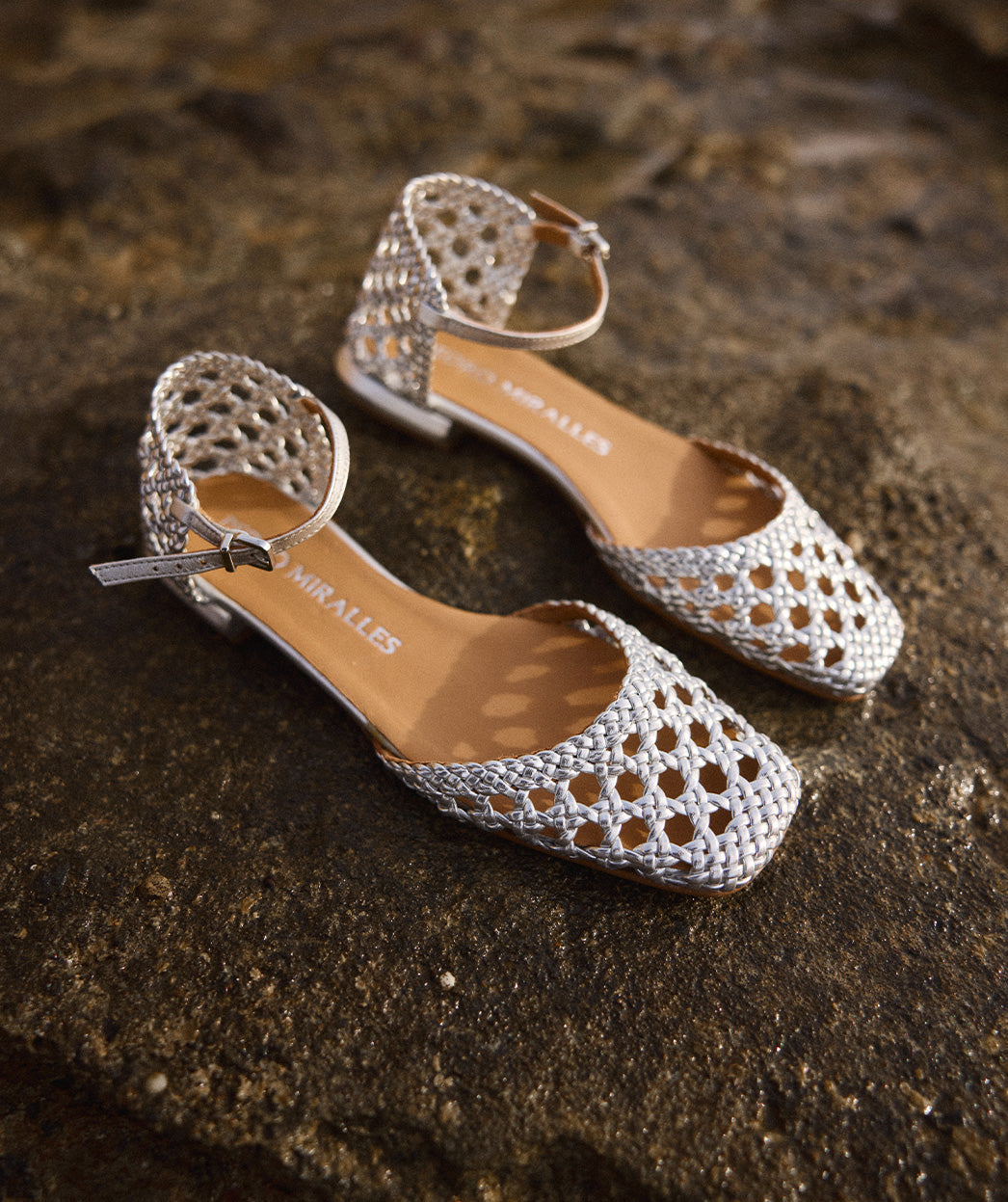 ¿QUÉ TIPO DE ZAPATOS PARA UNA BODA EN LA PLAYA DEBES ELEGIR PARA LUCIR FABULOSA?
