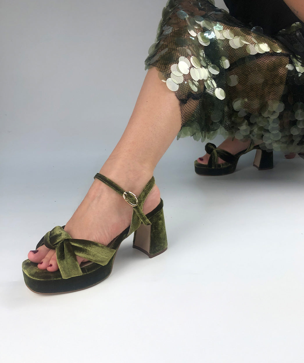 ACIERTA AL COMBINAR SANDALIAS DE TACÓN BAJO