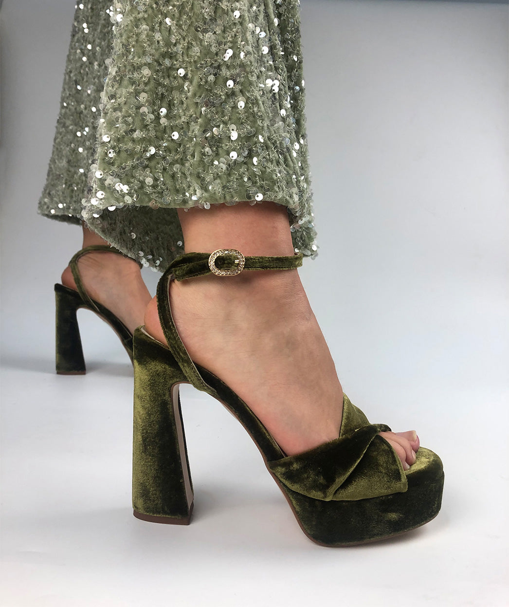 COMBINAR SANDALIAS DE TACÓN ALTO: CLAVES PARA DESTACAR