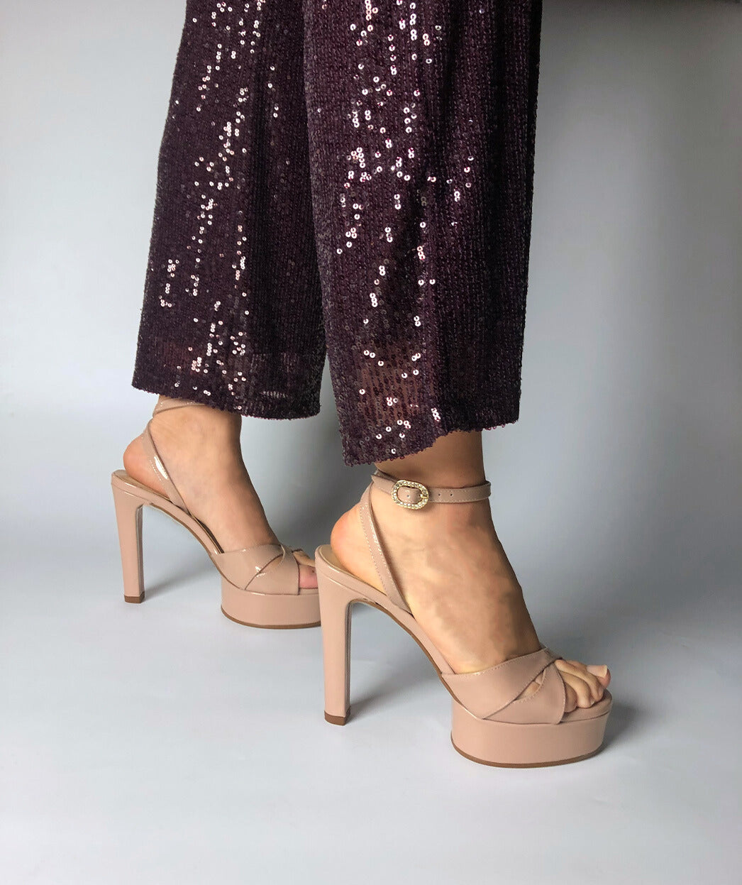 TIPS PARA ELEGIR LAS MEJORES SANDALIAS CON TACÓN QUE LUCIRÁS EN NAVIDAD