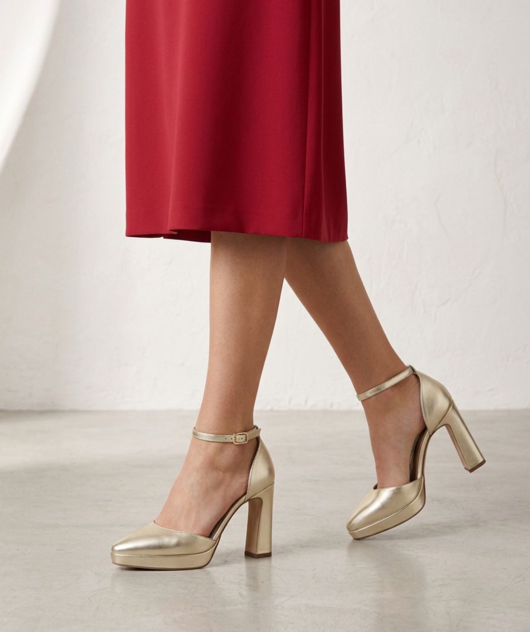¿CÓMO COMBINAR ZAPATOS Y BOLSO PARA UN VESTIDO ROJO DE BODA?
